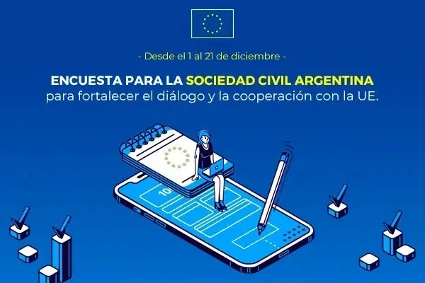 Afiche de la encuesta con gráfico de una mujer con una laptop sentada en una libreta con el logo de UE