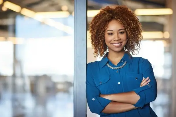 mujer sonriendo