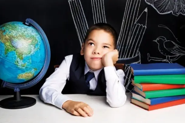 Niño escolar con mirada pensativa