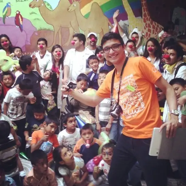 Jonathan en un evento con niños