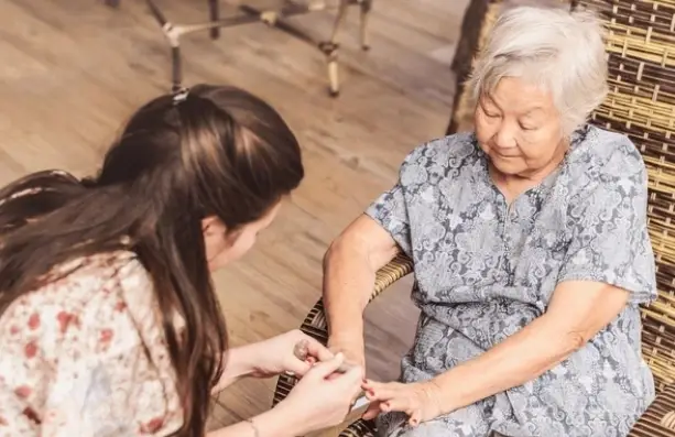 Do you enjoy manicures? - Become a Hospice Volunteer