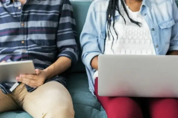 Adolescentes frente a sus computadoras