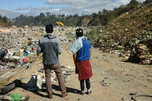 Dos jóvenes en un botadero de basura