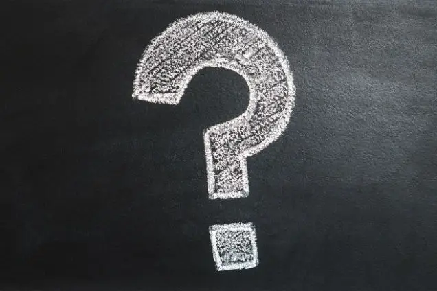 Signo de interrogación en una pizarra