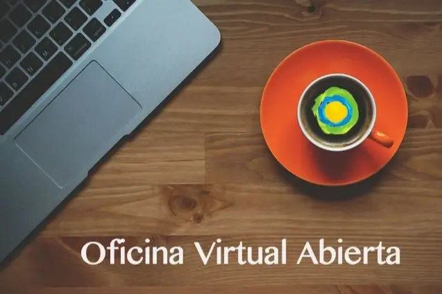 Taza de café frente a una computadora