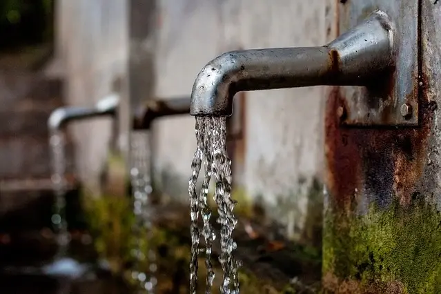 Un grifo de agua abierto
