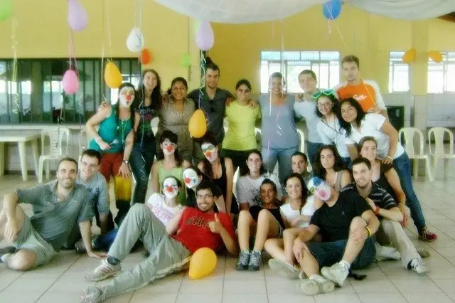 Grupo de voluntarios y voluntarias en el HTA.