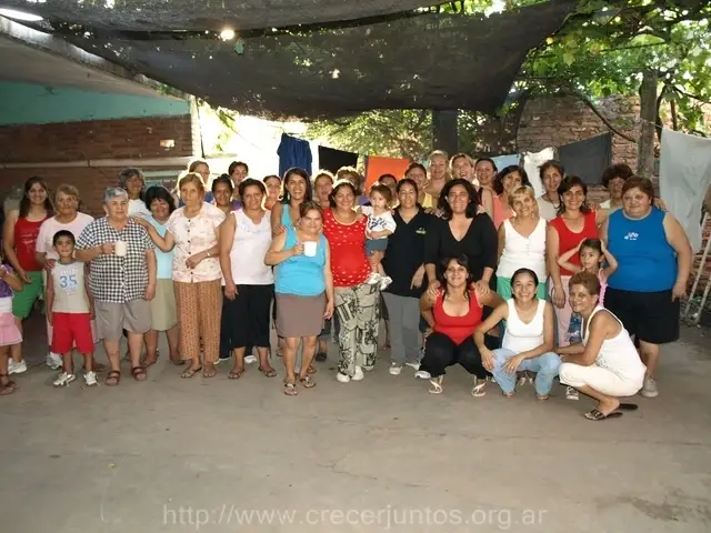 mujeres posando para una foto