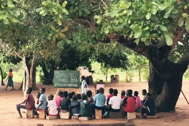 Escuela bajo un árbol con grupo de niñas