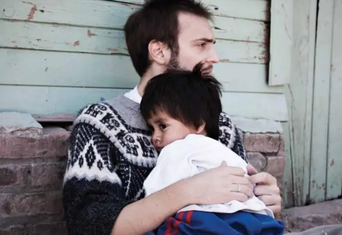 adulto abrazando a un niño