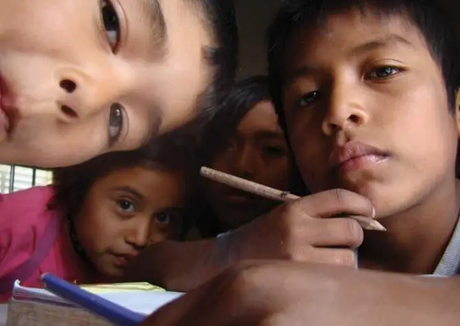 niños en la escuela