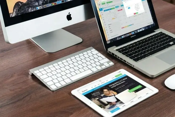 Un computador, una laptop y un ipad.