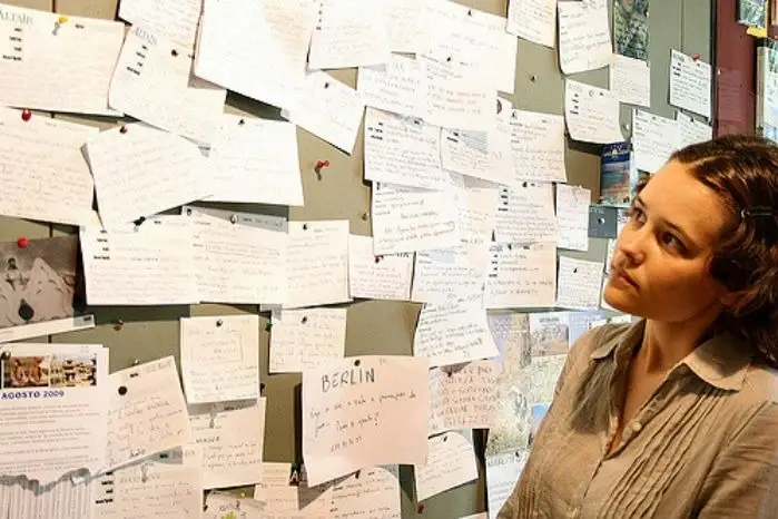 Chica mirando un tablón de anuncios