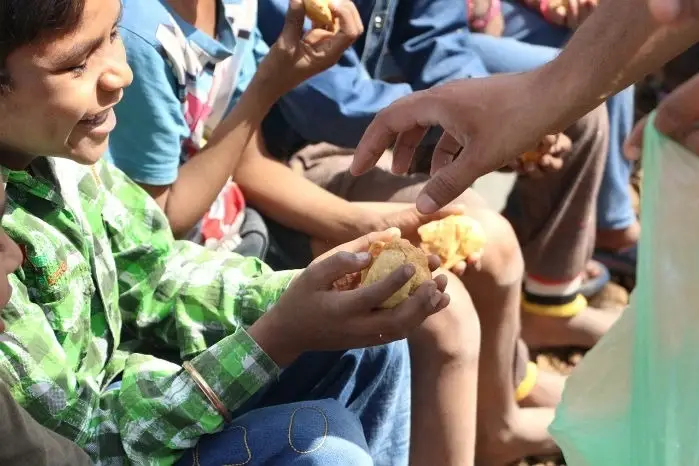 Niño recibiendo una donación de alimentos