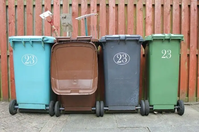 Cubos de basura alineados