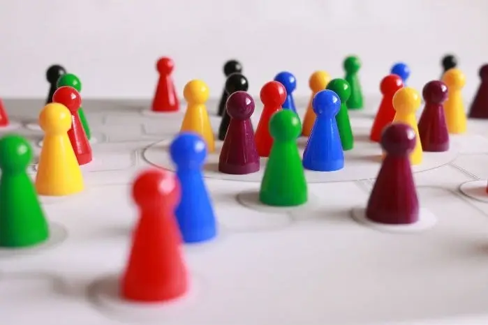 Fichas de colores sobre un tablero