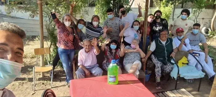 Jóvenes ayudando a adultos mayores
