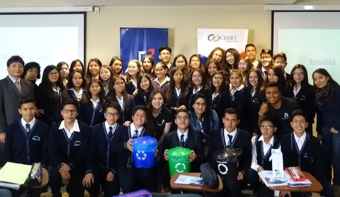 Un grupo de chicos participantes posando para la foto