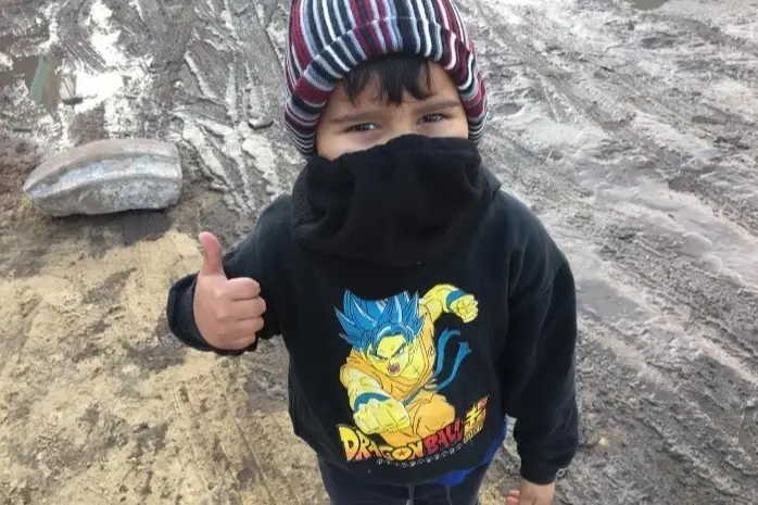 Niño con gorro y bufanda