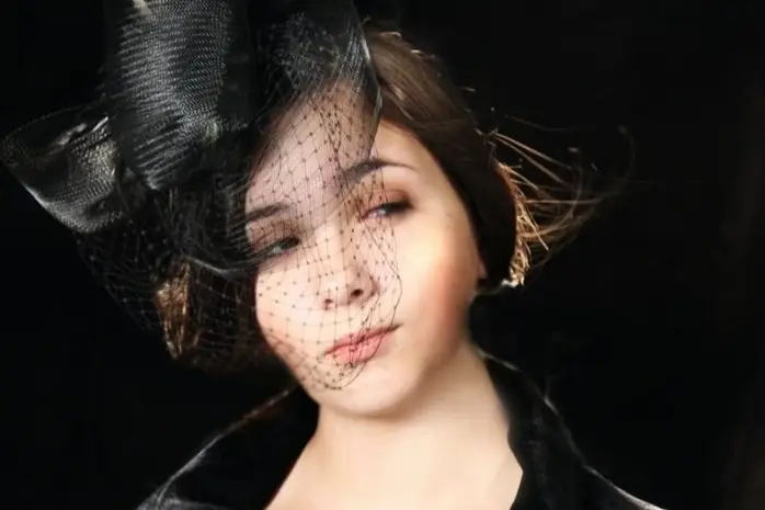 Una mujer con cara de desconfianza