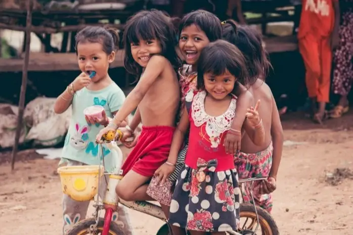 Niños jugando en la calle