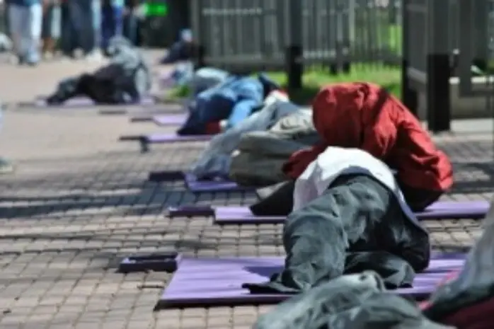 Indigentes acostados en la calle