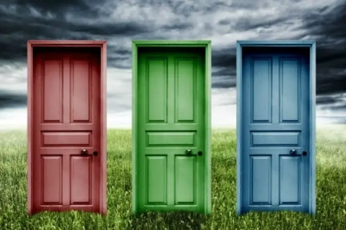 Tres puertas de diferentes colores