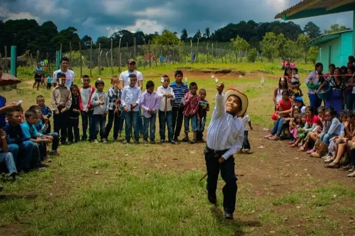 Una de las actividades del Día del Niño en Honduras -niño jugando en medio de una ronda infantil