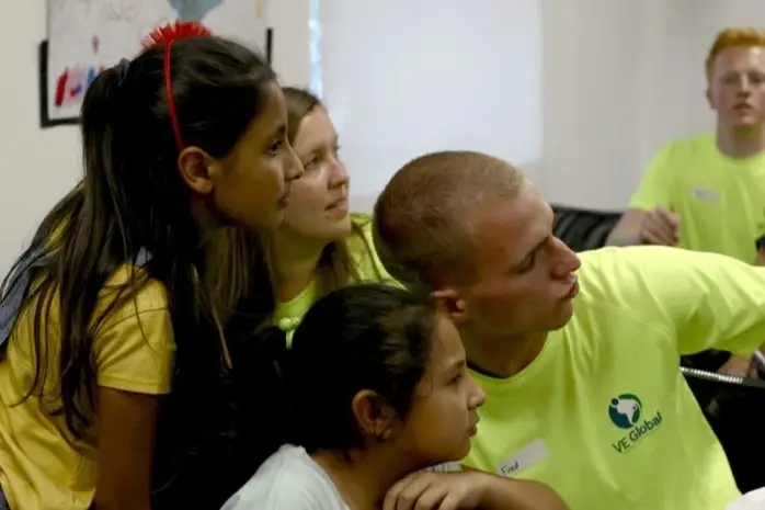 voluntarios haciéndose un selfie
