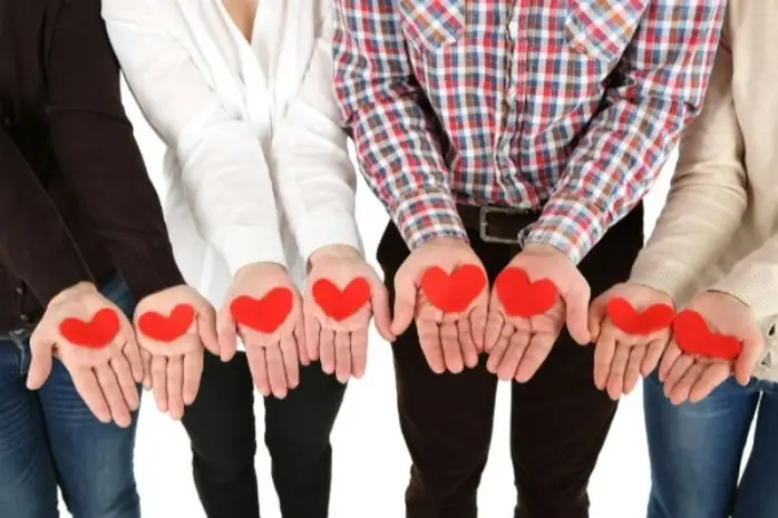 Varias manos con corazones