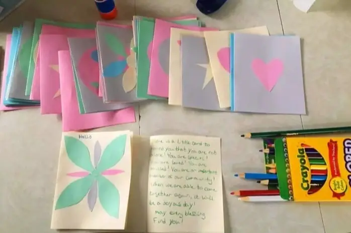 Tarjetas hechas a mano y una nota escrita