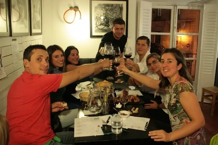 Personas brindando con copas de vino