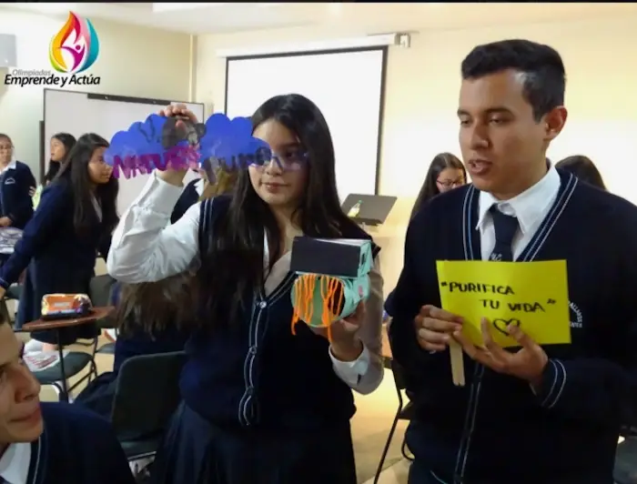 Un chico y una chica exponen su emprendimiento
