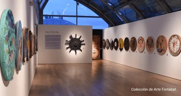 sala de museo con palets pintados