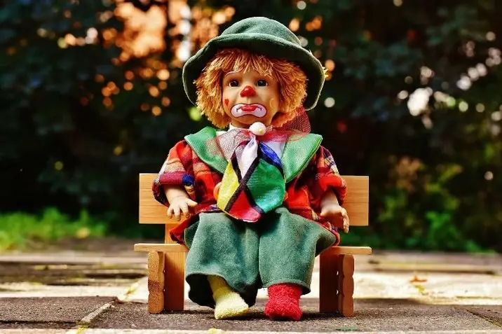 Un muñeco de payaso triste