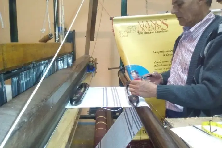 Reinaldo Niño weaving a handmade poncho.