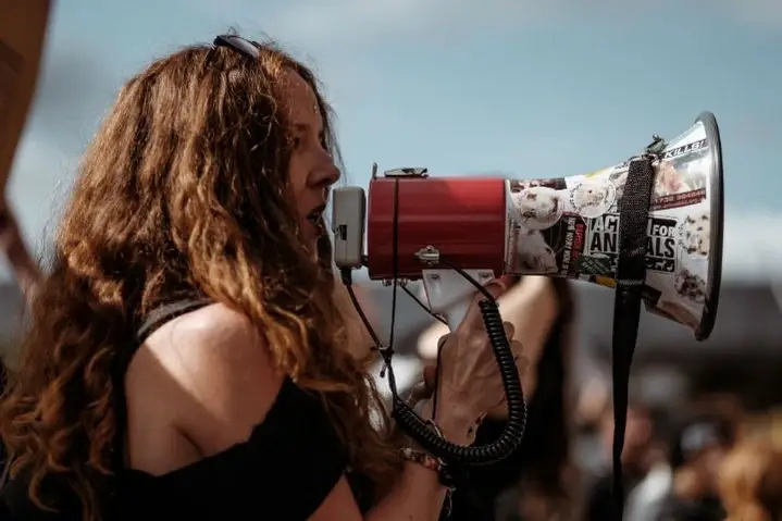 mujer con un megáfono