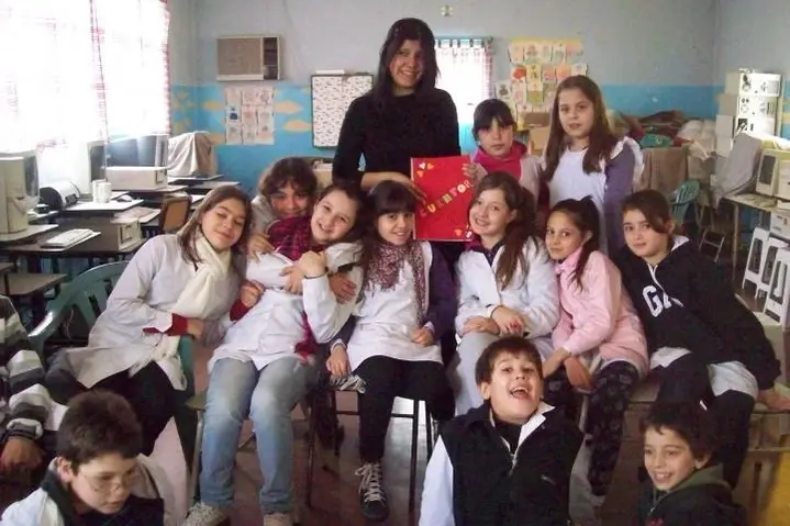Imagen de maestra con los niños