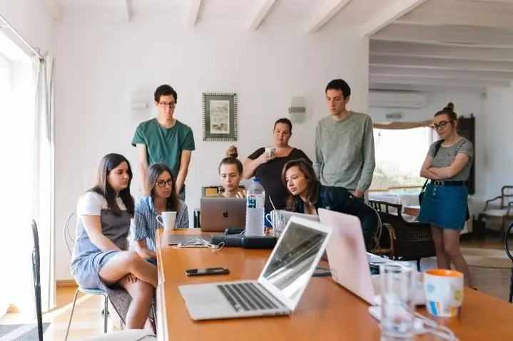 Personas reunidas