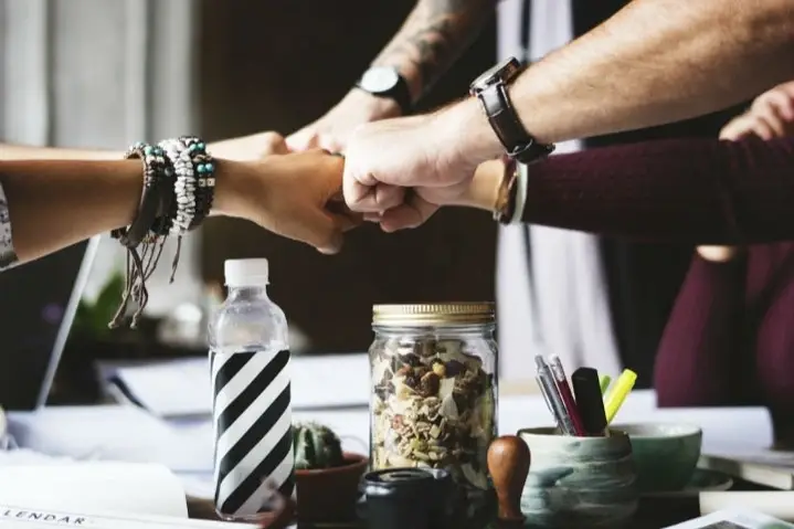 Personas trabajando de forma colaborativa