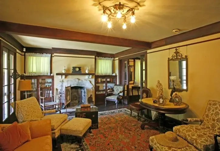 Museum House Tour Guide