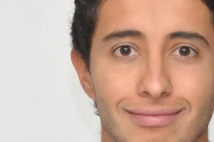 Un chico sonriente