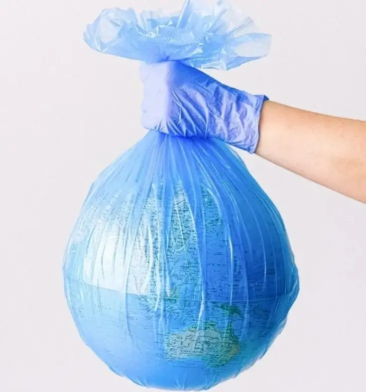 Bola del mundo en una bolsa de basura.