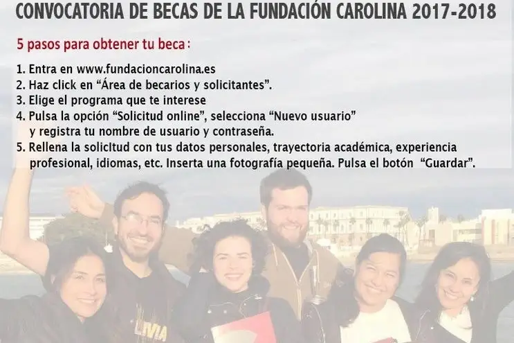 Condiciones de la convocatoria y una foto de varios jóvenes becarios