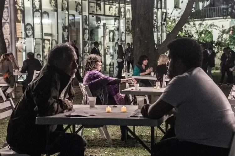 Personas conversando al aire libre