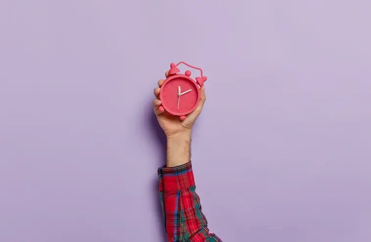 Una mano sosteniendo un reloj