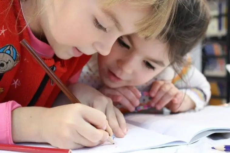 Niñas escribiendo