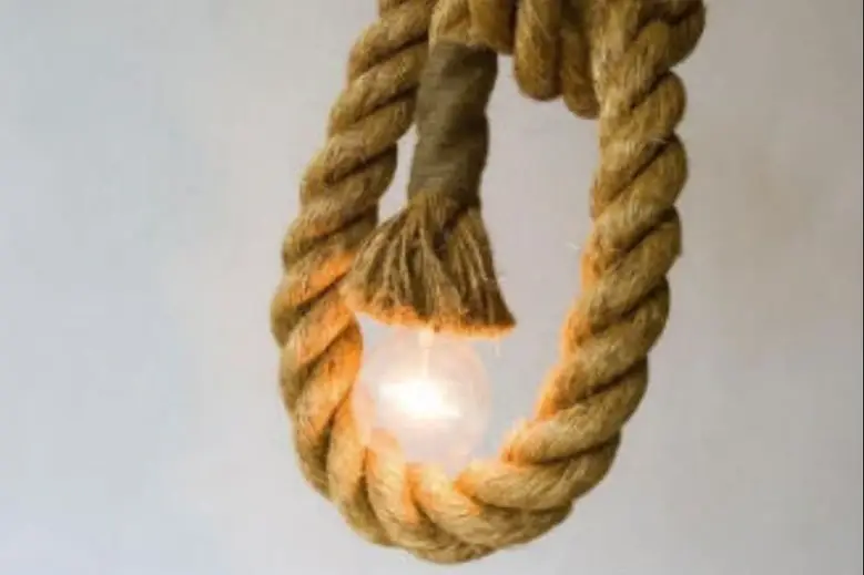 Una soga con una bombilla de luz en el extremo