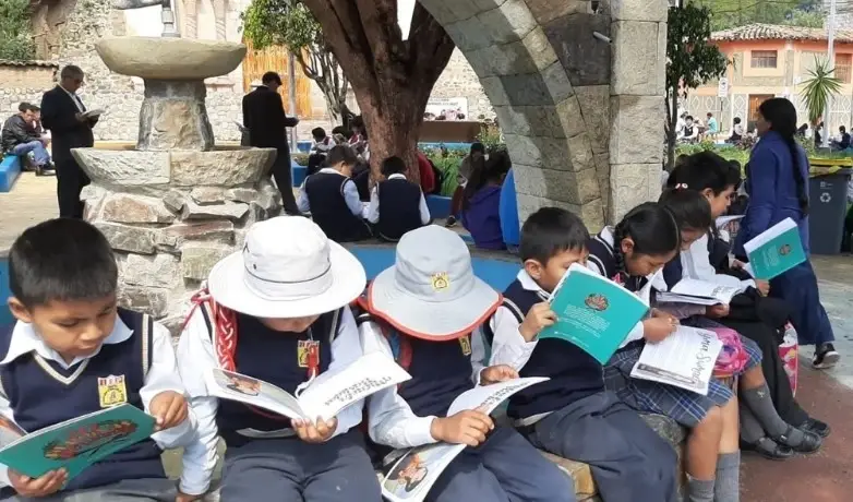 Niños y niñas leyendo el libro sobre heroínas peruanas