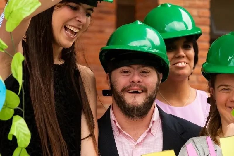 Un chico participante del programa usando un casco verde